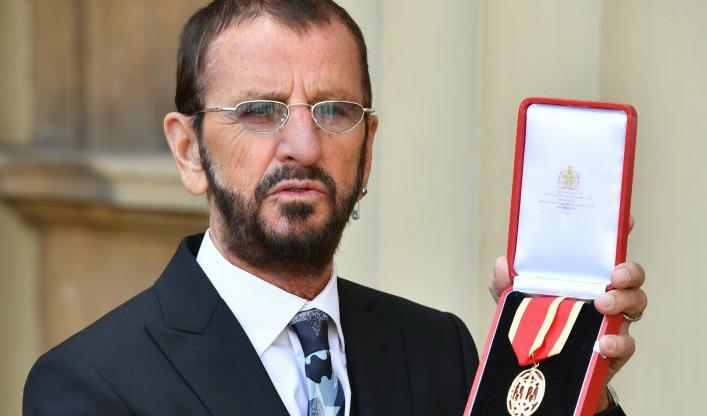 






Ringo Starr, eller Richard Starkey som han egentligen heter, poserar vid Buckingham Palace efter att ha blivit adlad den 20 mars 2018. Foto: John Stillwell/WPA Pool/Getty Images                                                                                                                                                                                                                                                                                                                    