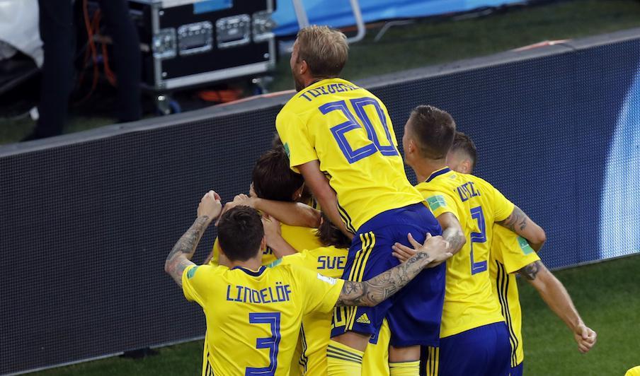 


Svenskt måljubel i Jekaterinburg. Sverige är vidare i VM efter storseger mot Mexiko. Foto: Efrem Lukatsky/AP/TT                                                                                                                                    
