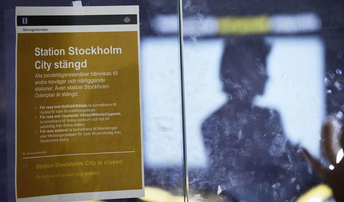 


Pendeltågsstationerna Stockholm City och Stockholm Odenplan är fortfarande stängda. Ett krismöte kommer att äga rum under söndagen. Foto: Hossein Salmanzadeh/TT.                                                                                                                                    