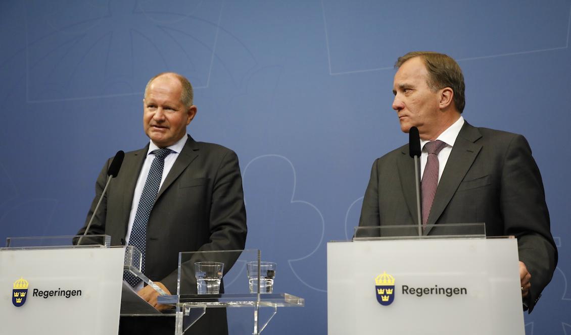 Dan Eliasson, chef för MSB, och stasminister Stefan Löfven under presskonferensen om de pågående bränderna. Foto: Christine Olsson/TT