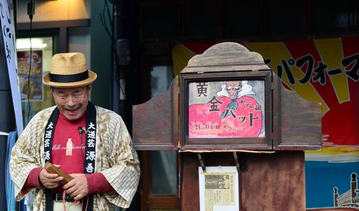 En kamishibai-artist i Tokyo. Foto: Aki Sato/CC-BY-SA-2.0