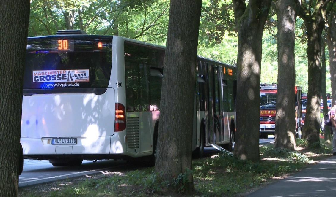 
Bussen där knivöverfallet inträffade står parkerad på en gata i Lübeck. Foto: AP/TT                                            