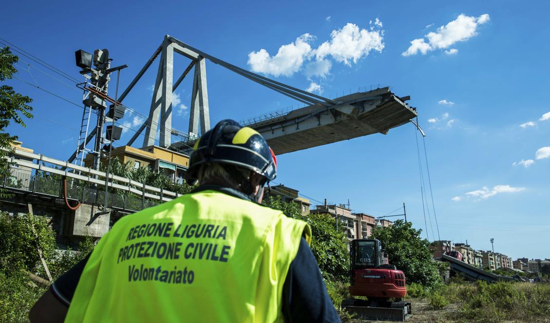

En räddningsarbetare inspekterar området omkring rasmassorna vid Morandibron i Genua under onsdagen. Foto: Nicola Marfisi/AP/TT                                                                                        