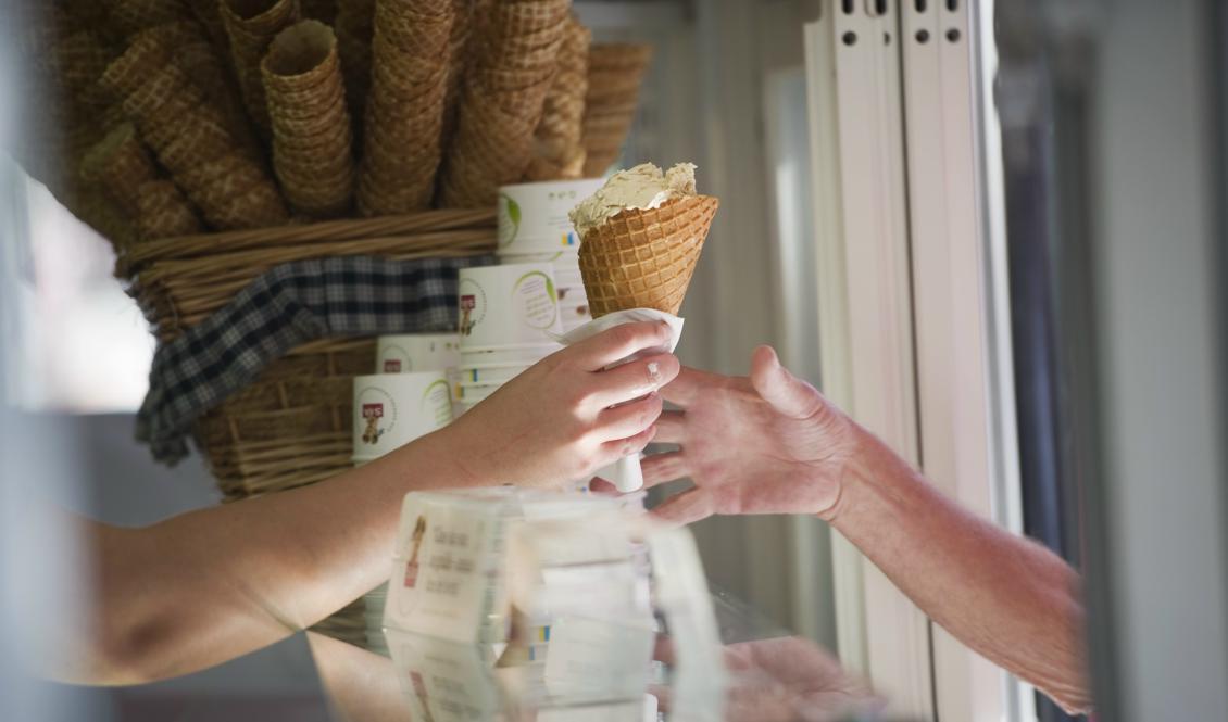Försäljningen av glass har varit extrem enligt glasstillverkarna. Foto: Fredrik Sandberg/TT-arkivbild