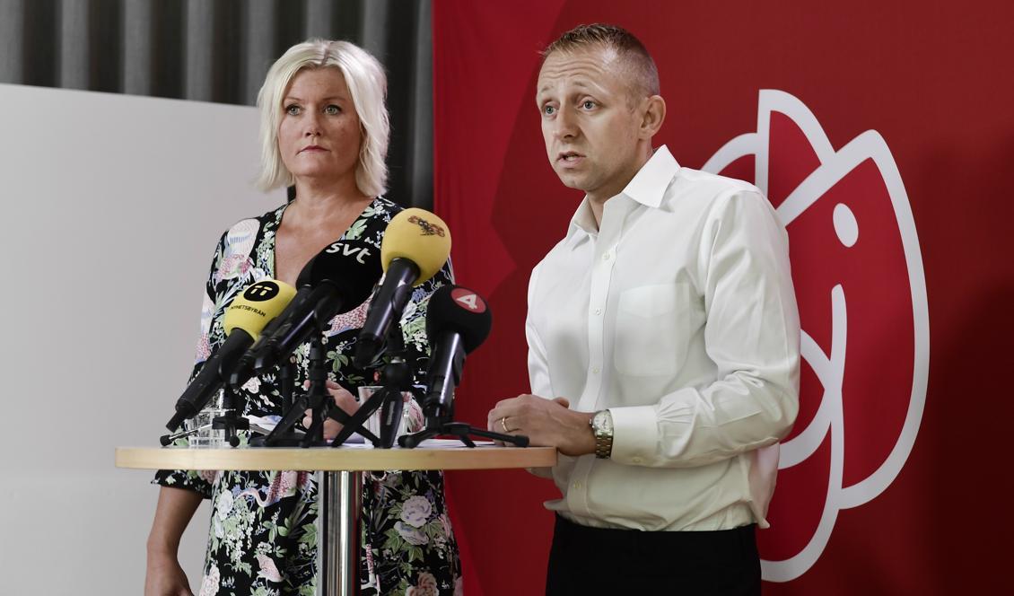 Socialdemokraternas partisekreterare Lena Rådström Baastad och valledare John Zanchi presenterar valkampanjen med film och affischer. Foto: Stina Stjernkvis/TT