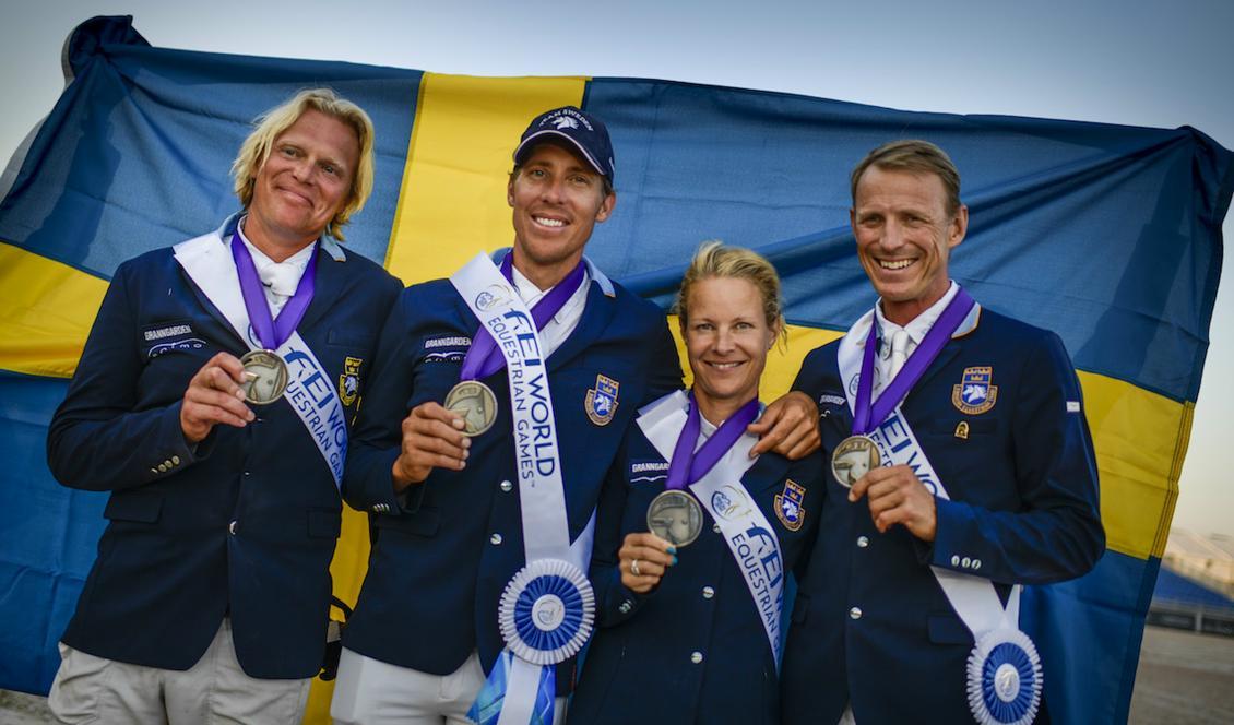 Silvermedaljörerna Fredrik Jönsson, Henrik von Eckermann, Malin Baryard Johnsson och Peder Fredricson. Foto: Pontus Lundahl/TT