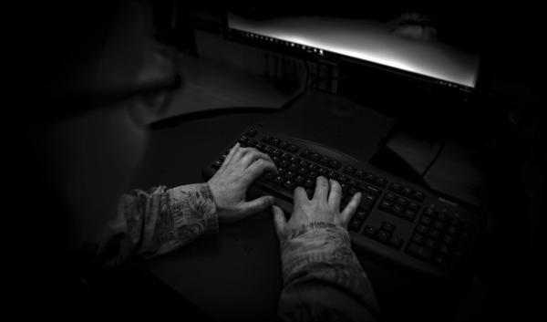 En ny rapport visar att Kina bara organiserat om sina kommersiella cyberattacker, inte upphört. Foto: Mikael Iso-Oja /Epoch Times Sverige