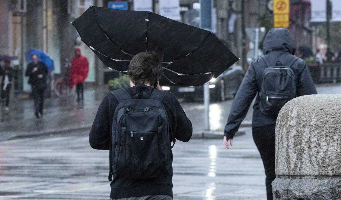 Paraplyproblem i utanför Centralstationen i Malmö då stormen Knud anlände. Foto: Johan Nilsson/TT