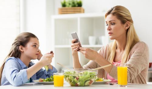 

Föräldrar som är uppslukade och distraherade av sina mobila enheter tenderar att ha mindre interaktion och mer konflikt med sina barn. Bild: Shutterstock
                                                                                            