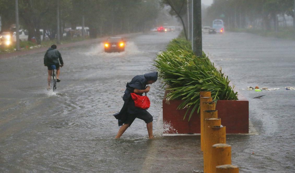 
"Vi ber medborgarna att fortsätta vara på sin vakt och fortsätta vidta försiktighetsåtgärder", säger meteorologen Rene Paciente om tyfonen. Bilden är från huvudstaden Manila. Foto: Bullit Marquez/AP/TT                                            
