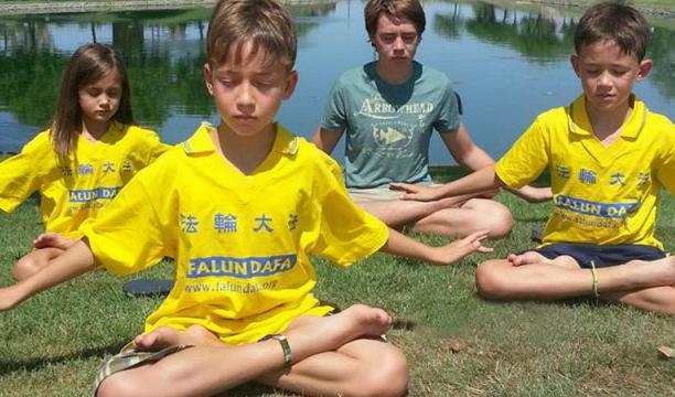 




Barn över hela världen mår bra av att meditera.                                                                                                                                                                                                                            