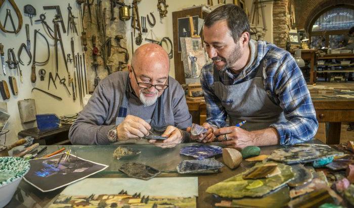 



Renzo and Leonardo Scarpelli i Scarpelli Mosaici i Florens, Italien. Foto: Guido Cozzi                                                                                                                                                                                