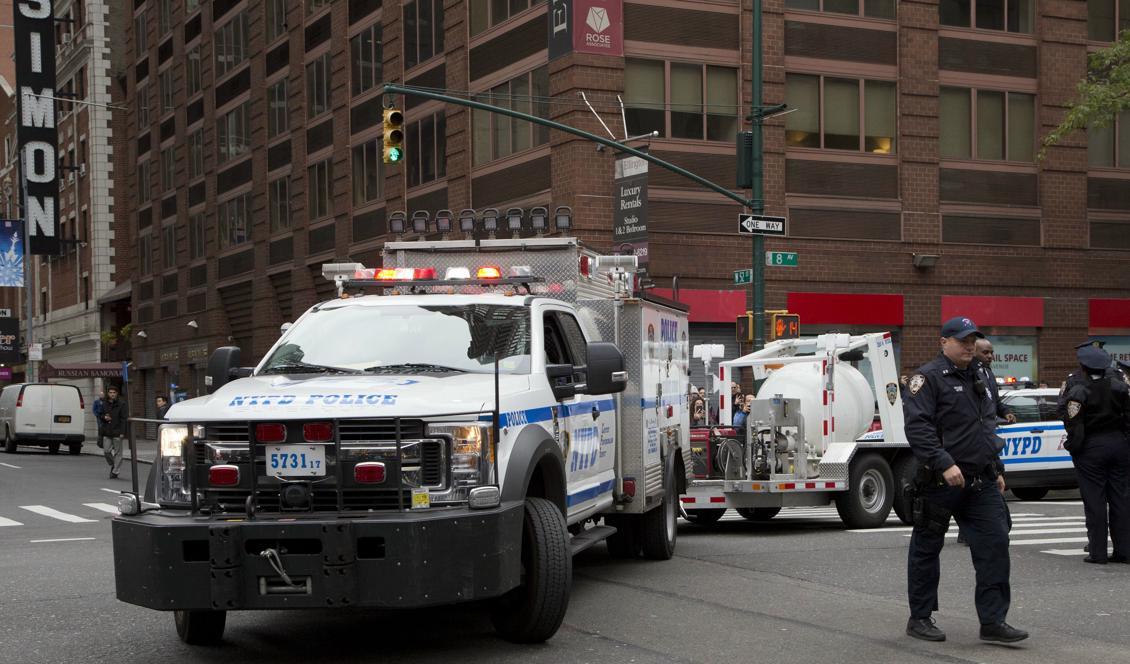 Ett polisfordon i Manhattan i New York forslar bort ett föremål efter att en misstänkt bomförsändelse påträffats. Foto: Mark Lennihan /AP/TT