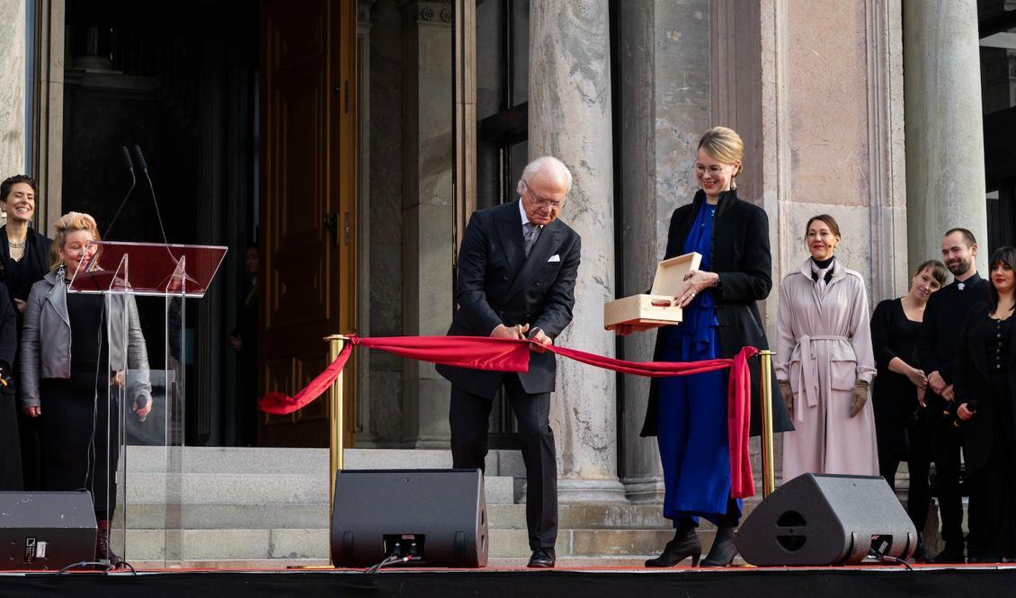 Kung Carl XVI Gustaf klipper av bandet och förklarar Nationalmuseum öppnat den 13 oktober 2018, efter 5 års renovering. Bredvid står Susanna Pettersson, överintendent på Nationalmuseum. Foto: Epoch Times