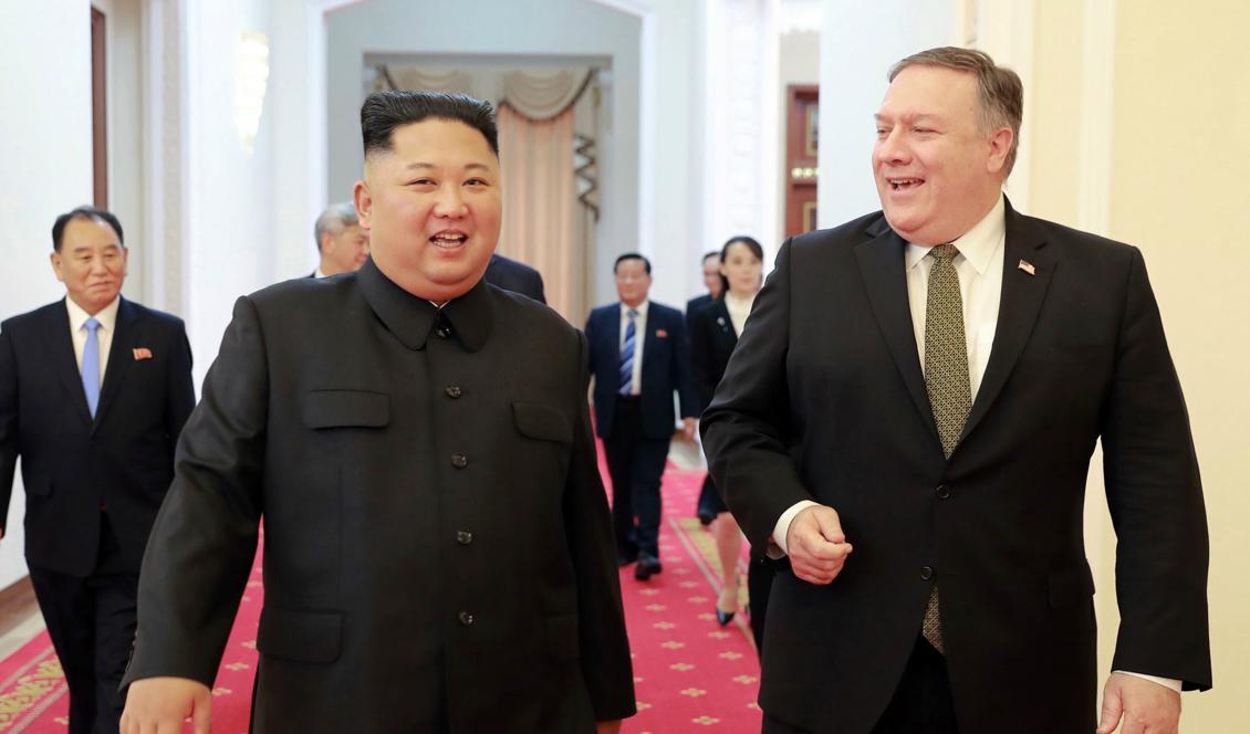 USA:s utrikesminister Mike Pompeo med Nordkoreas ledare Kim Jong-Un inför mötet i Pyongyang i söndags. Foto: AP/TT