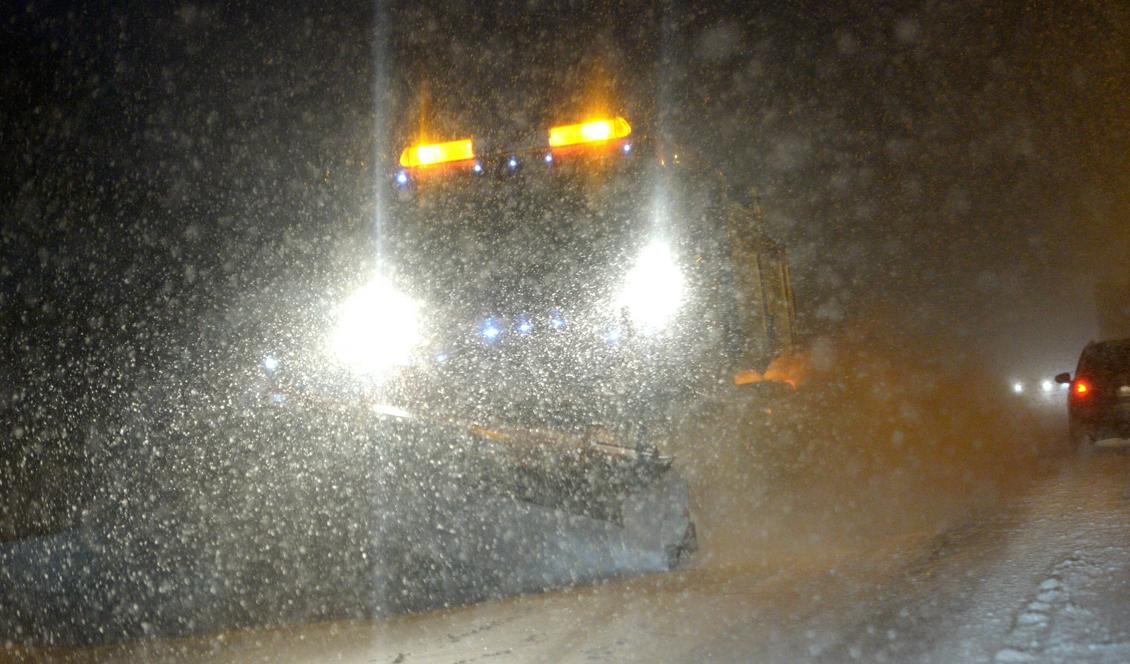 Svenska kommuner har bränt miljontals skattekronor på issmältningsmedel, som är betydligt dyrare än vägsalt, men inte effektivare. Foto: Johan Nilsson/TT-arkivbild