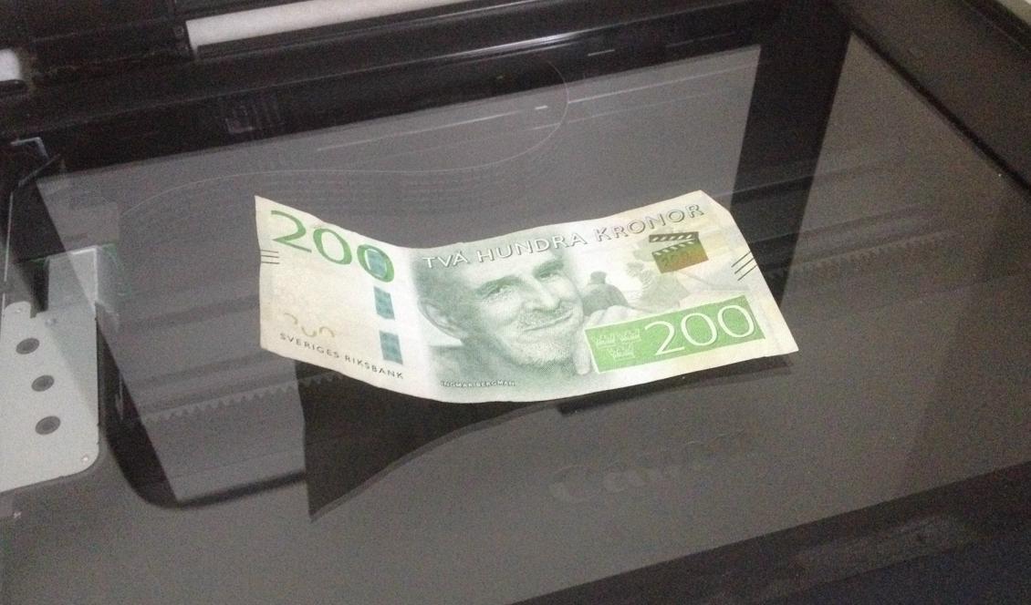 

En man döms till bedrägeri efter att ha försökt handla med falska 200-kronorssedlar som han skrev ut från sin dator. Foto: Epoch Times                                                                                        