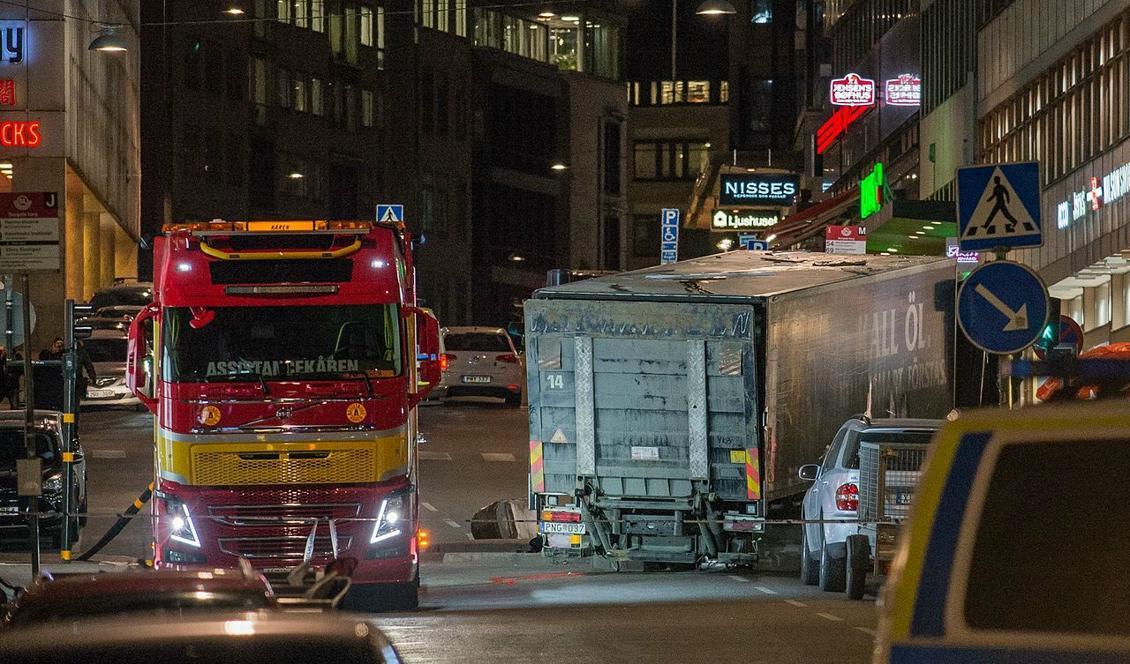 

Terrorattentatet på Drottninggatan i Stockholm den 7 april 2017. Foto: Frankie Fouganthin                                                                                        