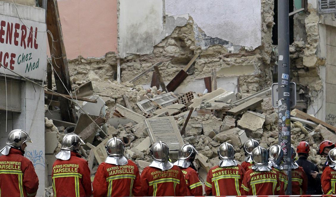 Räddningsarbetare på den gata i Marseille i södra Frankrike där tre byggnader kollapsade i måndags. Foto: Claude Paris/AP/TT