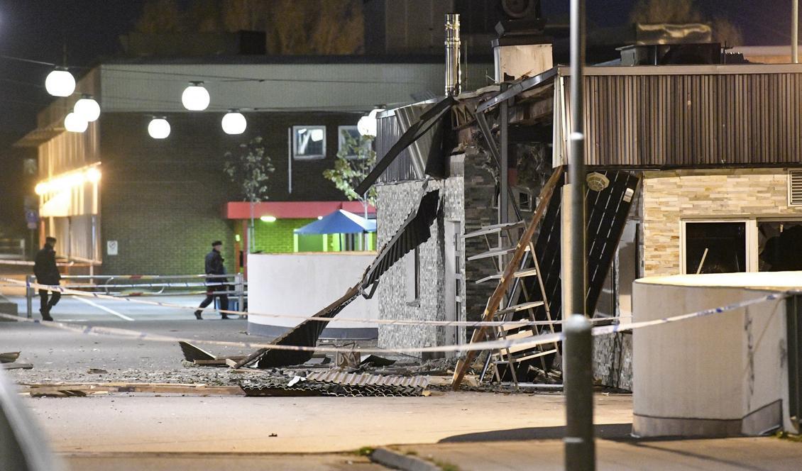 Skador på en restaurang vid Rosengårds centrum i Malmö efter en explosion natten till onsdagen. Foto: Johan Nilsson/TT