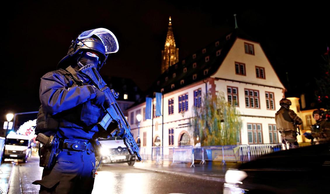 Intensiva polisinsatser pågår i jakten efter den gärningsman som dödat flera människor i Strasbourg. Foto: Christian Hartmann/Reuters/TT