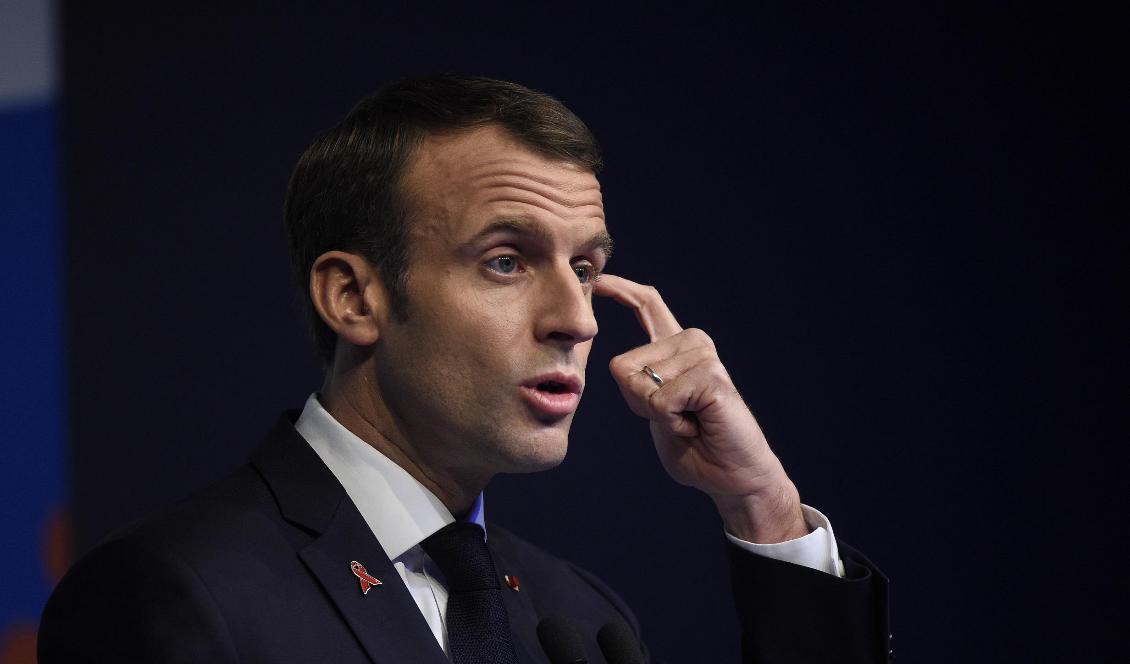 President Emmanuel Macron backar om höjda bränslepriser. Foto: Gustavo Garello/AP/TT-arkivbild