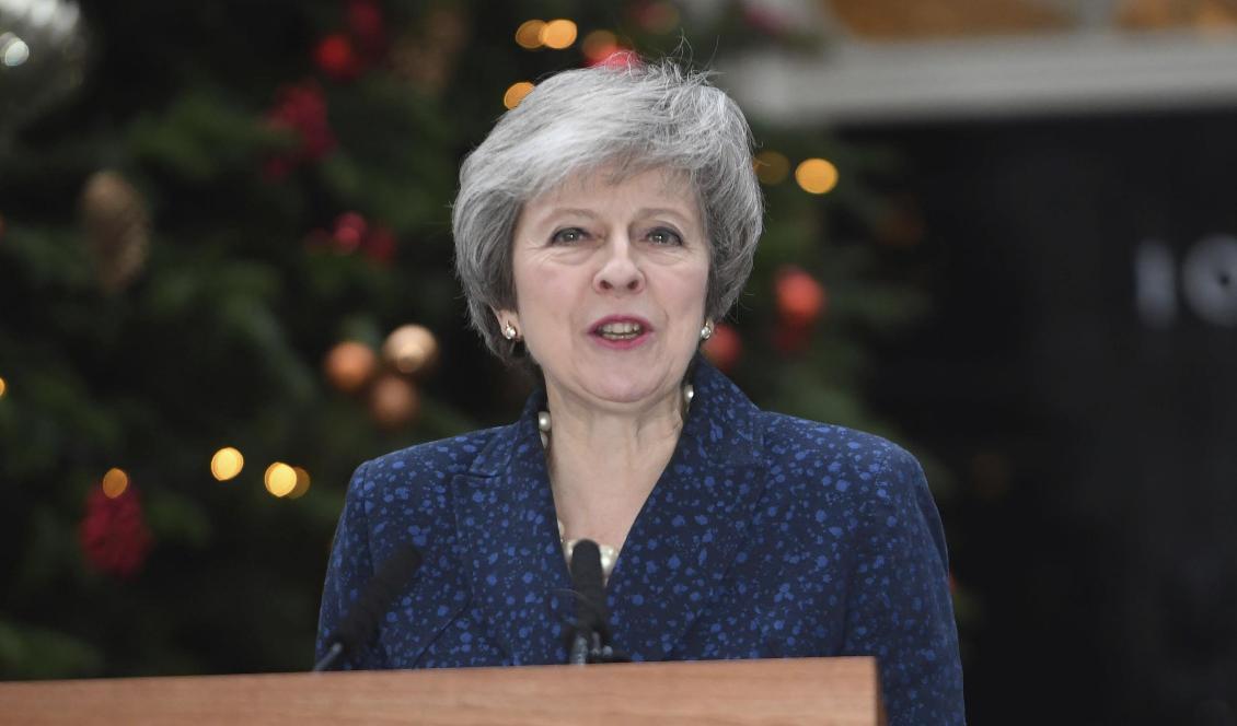 Storbritanniens premiärminister Theresa May under sitt uttalande på onsdagsförmiddagen utanför 10 Downing Street i London. Foto: Stefan Rousseau/AP/TT