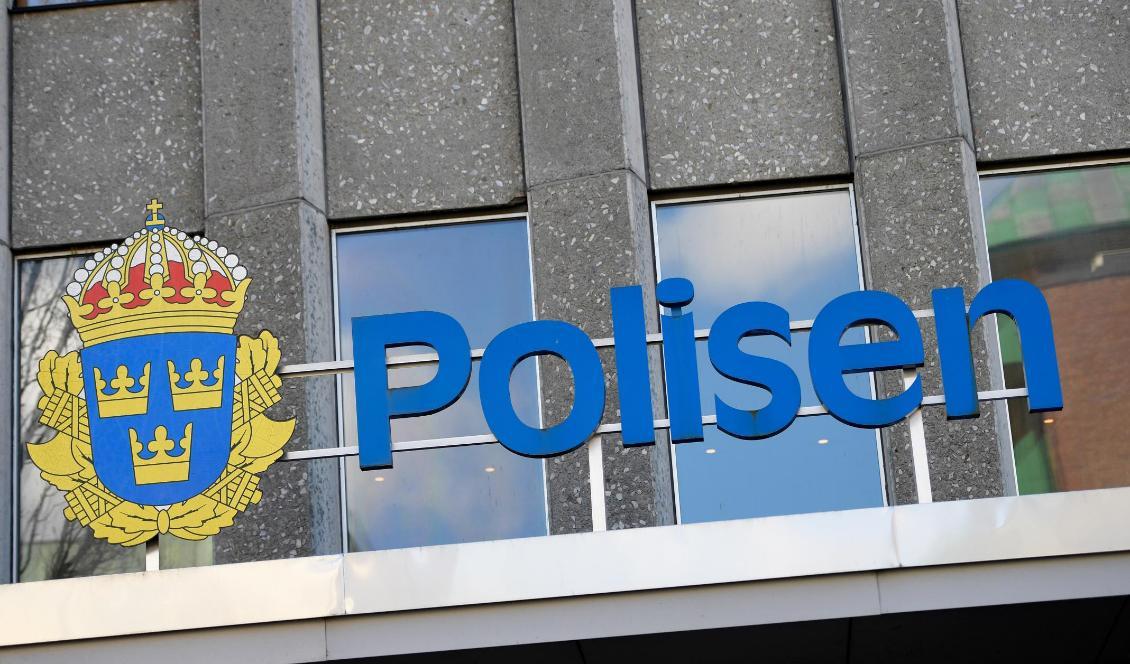
En 15-årig pojke är misstänkt för mordförsök sedan han riktat en pistol mot en polis i Västerås. På bilden syns polishuset i Västerås. Foto: Henrik Montgomery/TT-arkivbild                                                