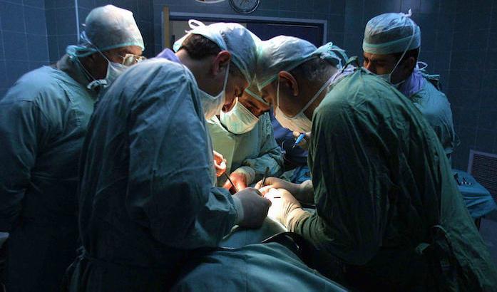 


Arkivbild på kirurger på som utför en njurtransplantation. Foto: Jaafar Ashtiyeh                                                                                                                                                