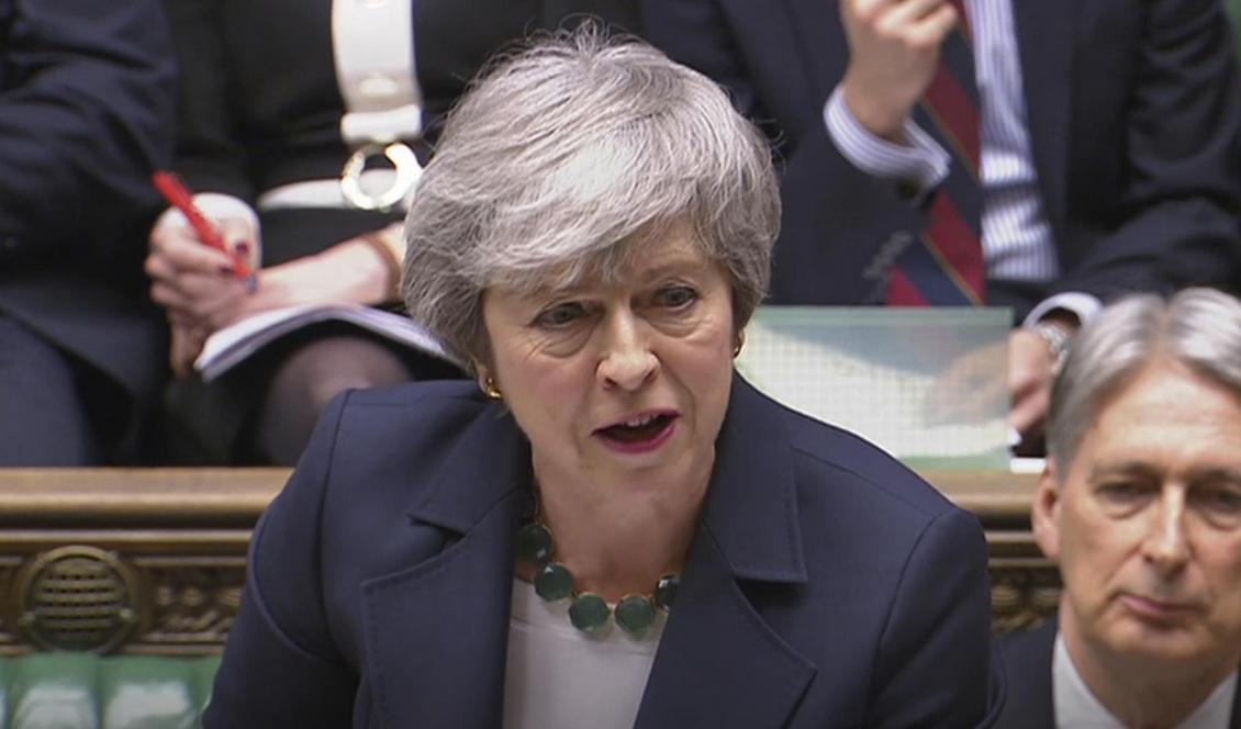 Premiärminister Theresa May är rejält hes när hon svarar på frågor i parlamentets underhus. Foto: House of Commons/PA/AP/TT