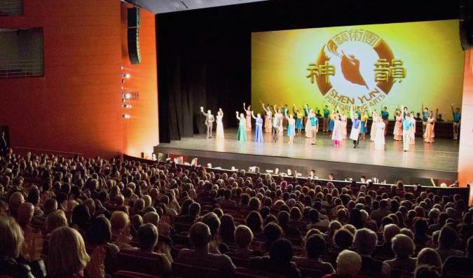 Arkivbild. Shen Yun Performing Arts tackar publiken efter föreställningen på Grand Theatre de Provence i Aix-En-Provence i Frankrike. Foto: Epoch Times