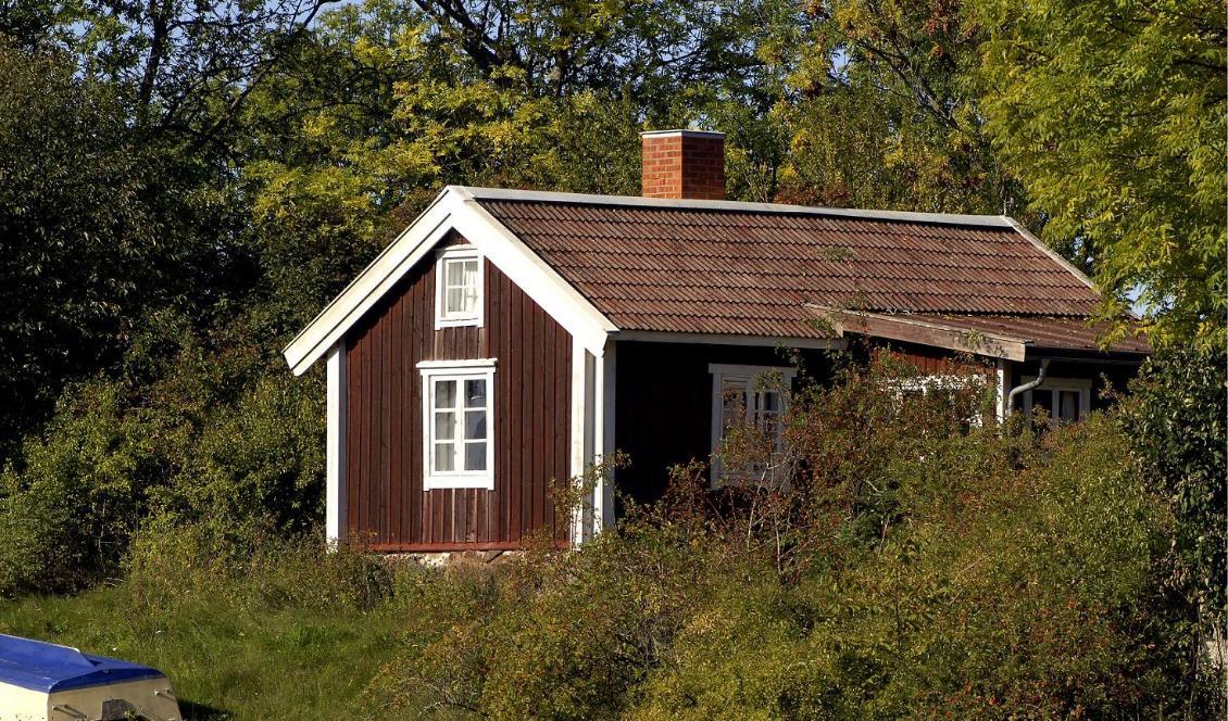 Ett rött hus med vita knutar är fortfarande mångas bild av hur ett fritidshus ska se ut. Foto: Hasse Holmberg/TT-arkivbild