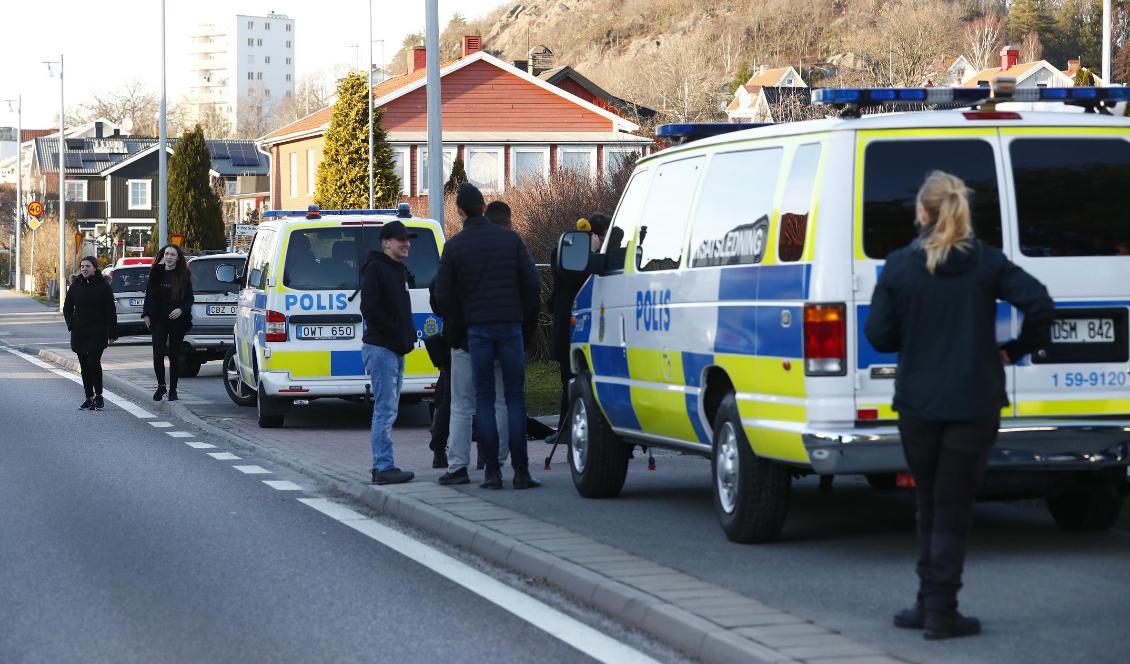 En man har skjutits av polis utanför Göteborg efter att ha gått till attack mot ambulanspersonal. Foto: Thomas Johansson/TT