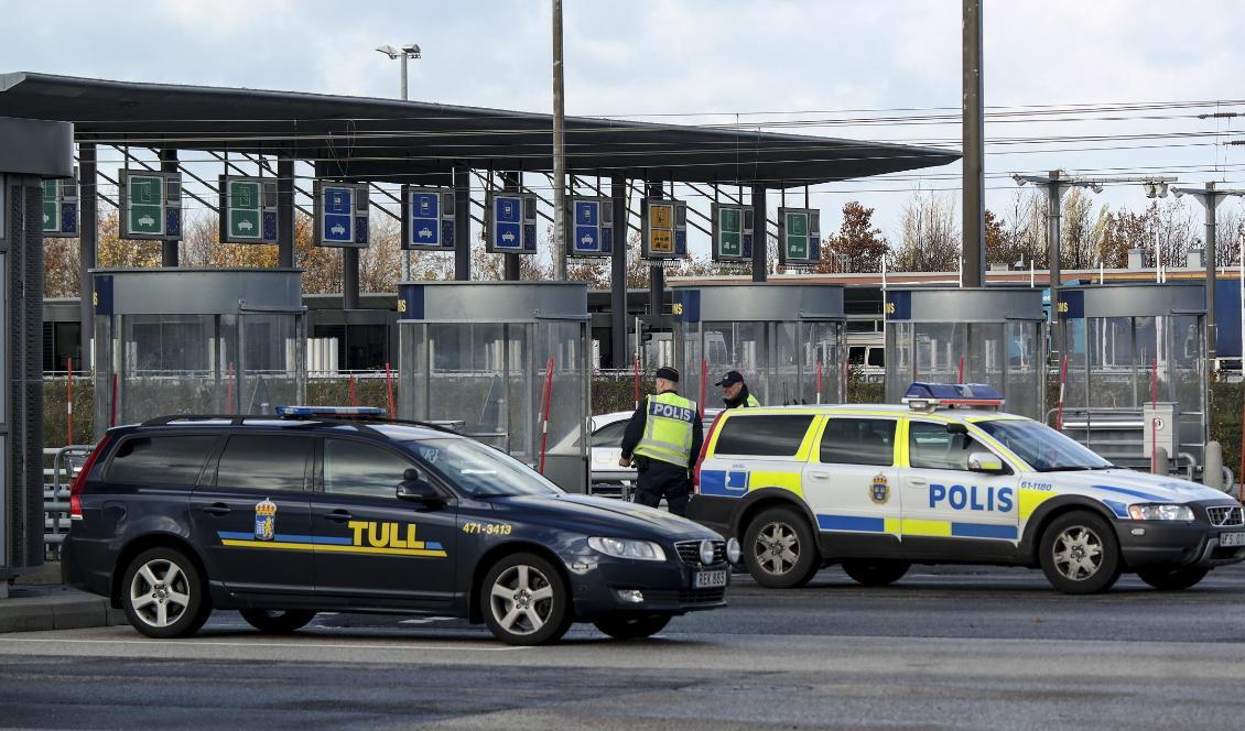Polisen på plats vid Öresundsbrons betal- och tullstation på Lernacken utanför Malmö. Foto: Erland Vinberg/TT-arkivbild