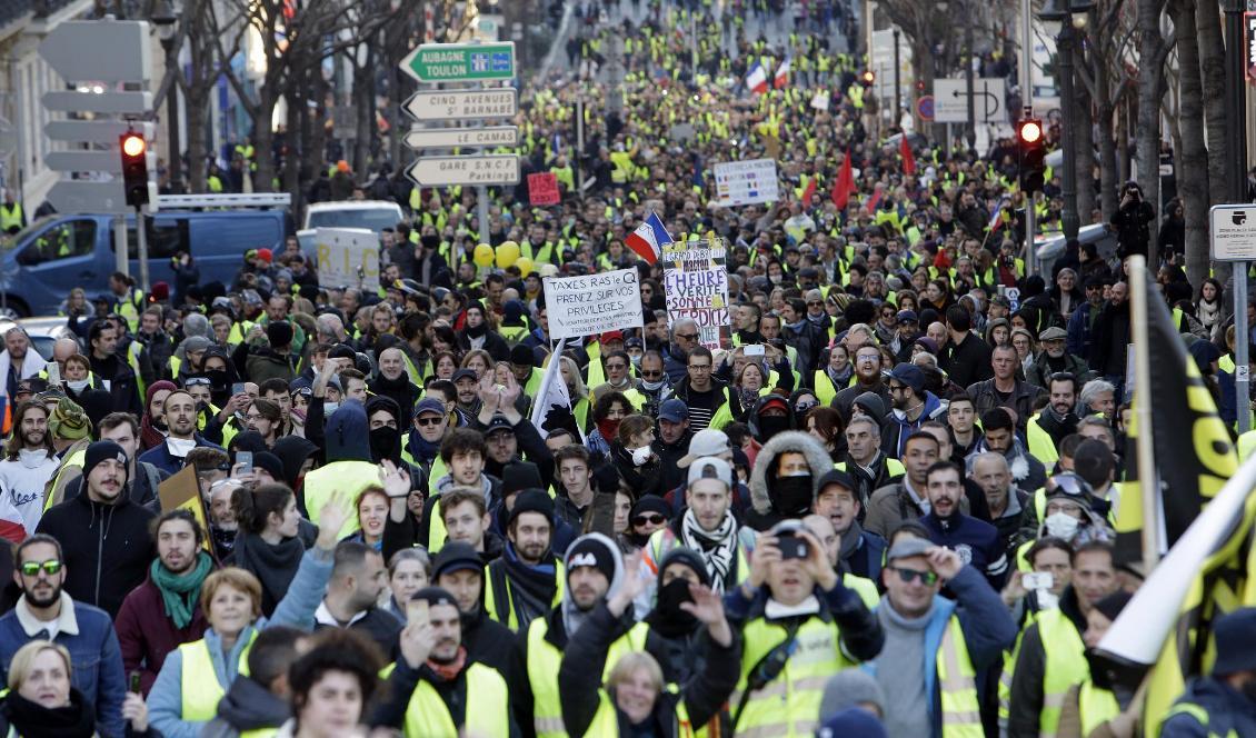De gula västarna marscherar i Marseilla på lördagen. Foto: Claude Paris/AP/TT