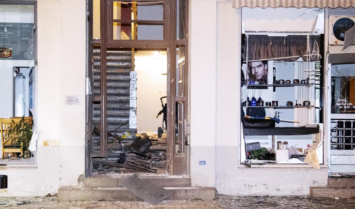Entrén till en verksamhetslokal i Landskrona fick skador vid en explosion. Foto: Johan Nilsson/TT