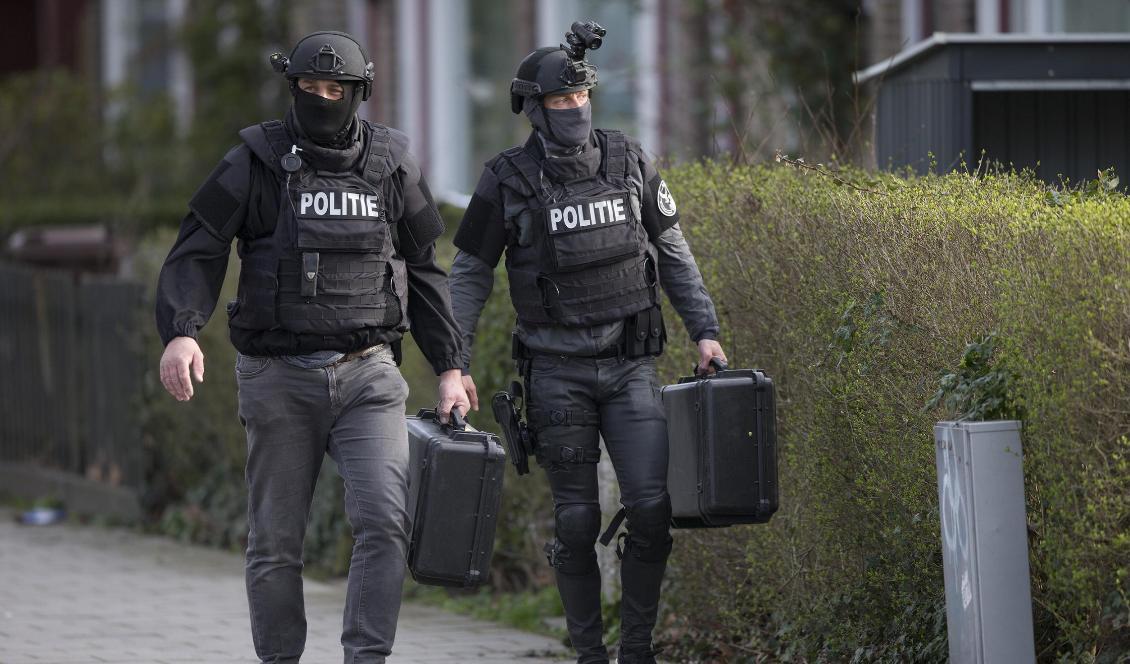 Nederländska antiterrorstyrkan sökte under måndagen efter 37-åringen. Foto: Peter Dejong/AP/TT