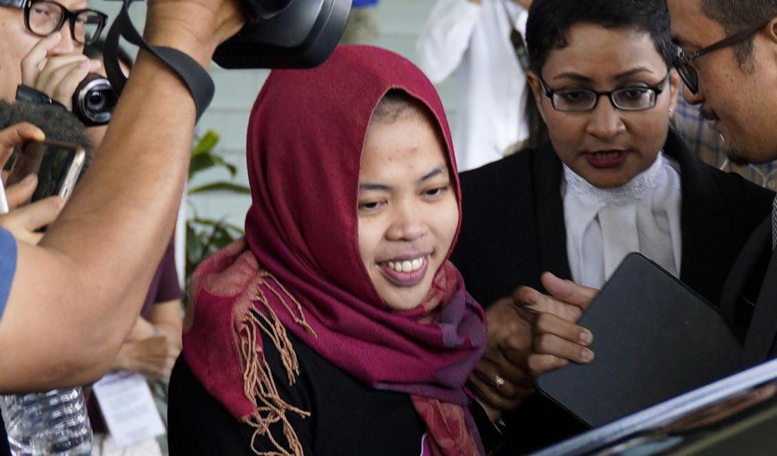 Indonesiska Siti Aisyah, i mitten, ler när hon lämnar domstolen i Malaysia efter beskedet att mordåtalet mot henne läggs ner. Foto: Yam G-Jun/TT