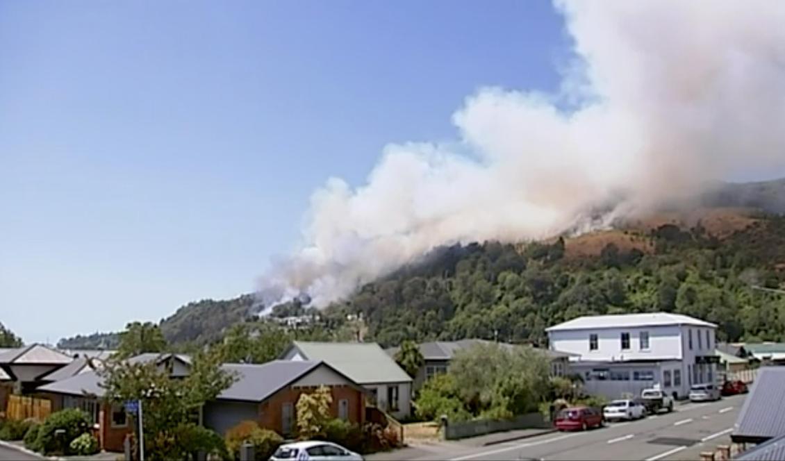 Bränderna i Nya Zeeland förutspås ta flera veckor att släcka. Bild från Wakefield i fredags. Foto: Newshub/AP/TT