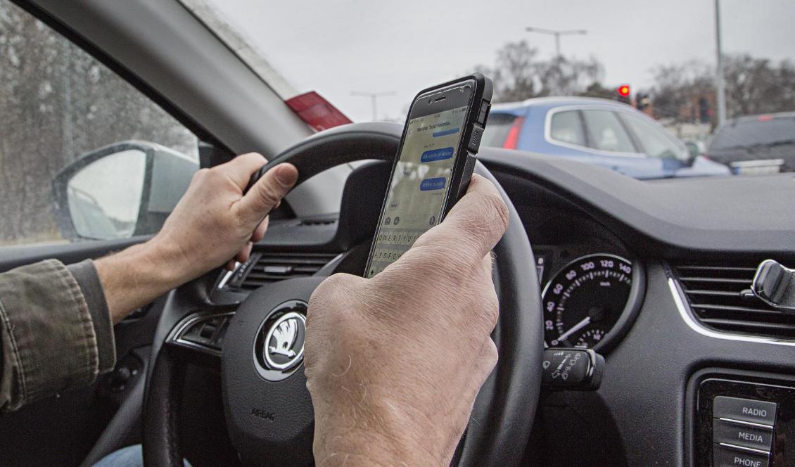 Sedan ett år tillbaka är det förbjudet att använda mobilen bakom ratten. Foto: Martina Holmberg/TT-arkivbild