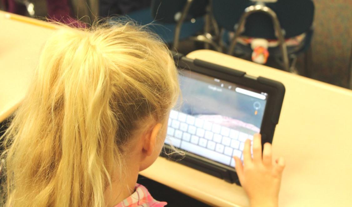 
Barn använder elektroniska enheter i utbildningen i en miljö som är mättad av skadlig strålning från kommersiella trådlösa nätverk.                                                