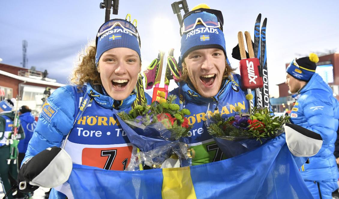 Hanna Öberg och Sebastian Samuelsson firar sitt brons i singelmixedstafetten. Foto: Anders Wiklund/TT