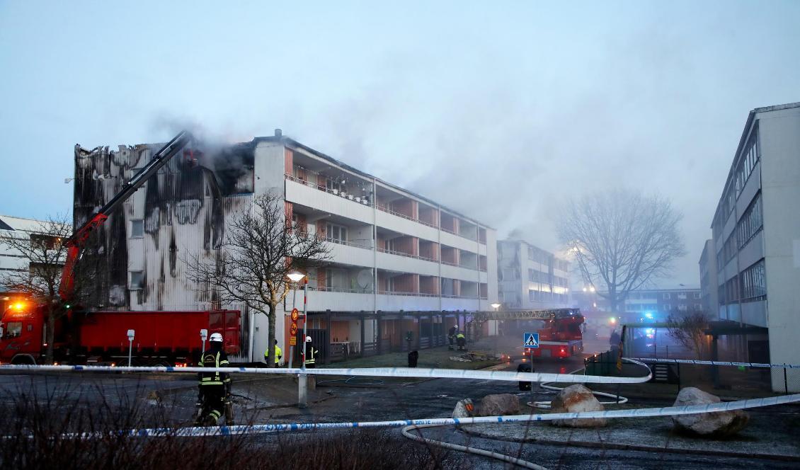 En kraftig brand bröt i onsdags kväll ut i ett flerfamiljhus i Skövde. Foto: Adam Ihse/TT