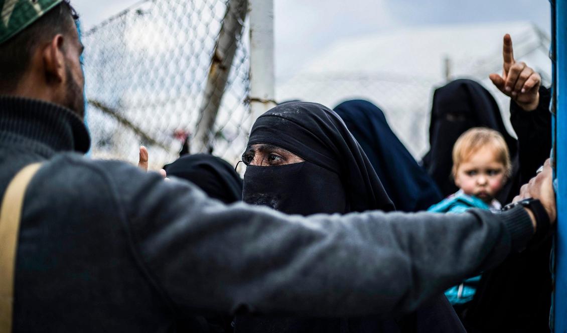 En medlem av den kurdiskdominerade styrkan SDF står vakt i lägret al-Hol i Syrien där anhöriga till IS-män hålls inspärrade. Foto: Delil Souleiman/AFP/TT
