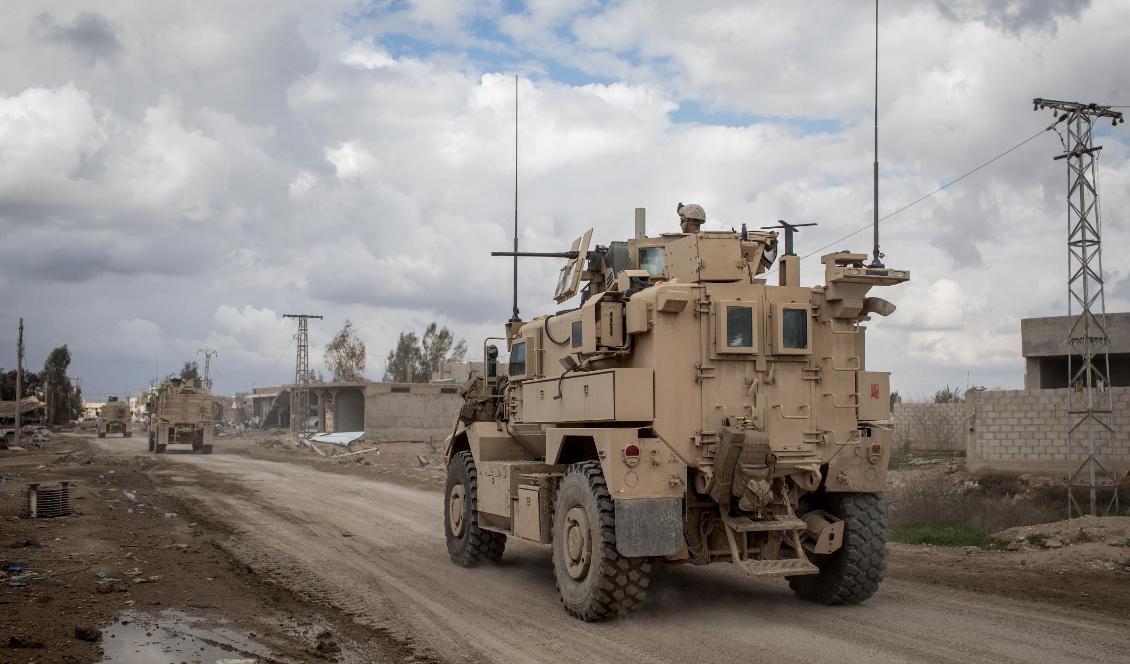 

Ett amerikanskt fordon patrullerar gatorna utanför Babouz i Syrien den 17 februari 2019. Foto: Chris McGrath/Getty Images                                                                                                