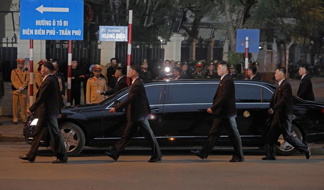 Livvakter omger den bil Nordkoreas diktator Kim Jong-Un färdas i vid nordkoreanska ambassaden i Hanoi. Foto: Vincent Yu/AP/TT