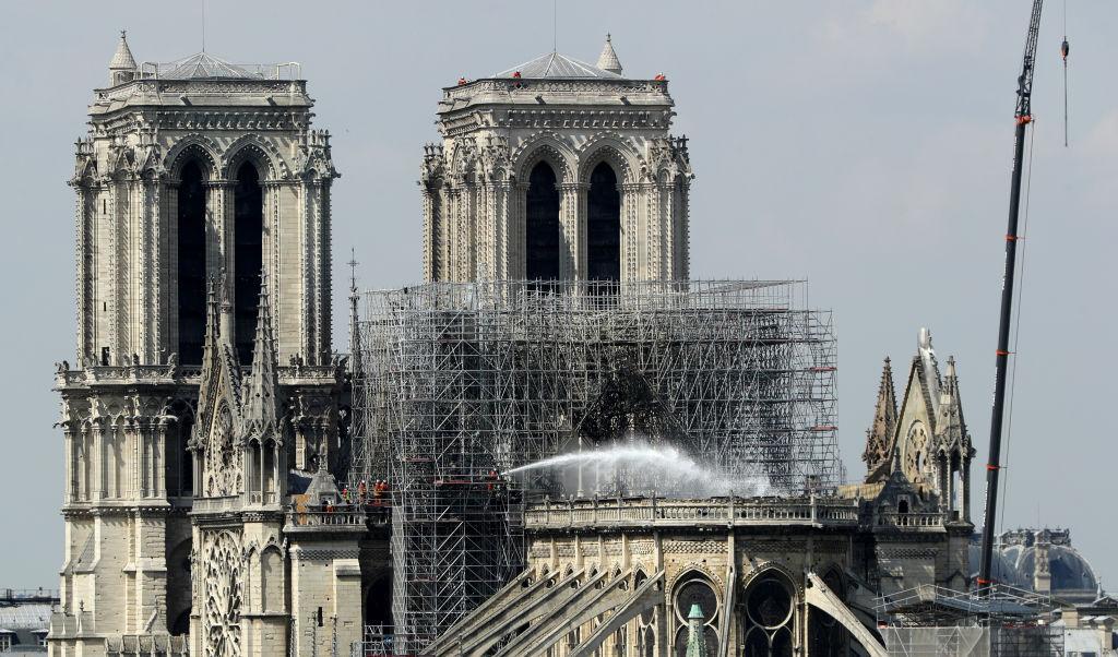 Brandmän arbetar på Notre Dame-katedralen i Paris, 17 april 2019. Foto: Dan Kitwood/Getty Images