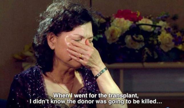 Xiusong Tu från Taiwan, när hon berättar om sin transplantationsoperation i Kina i dokumentären ”Human Harvest”. Foto från dokumentären.