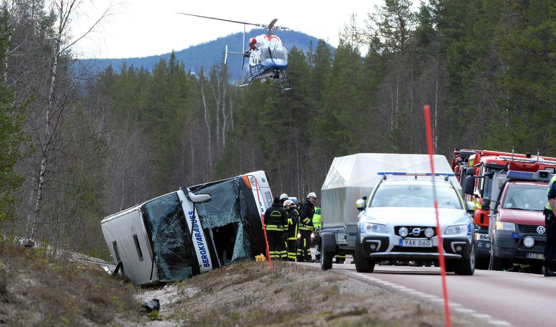 Räddningstjänst, polis och ambulans vid olycksplatsen nära Sveg, där en buss på skidresa välte en morgon i början av april 2017. Foto: Nisse Schmidt/TT