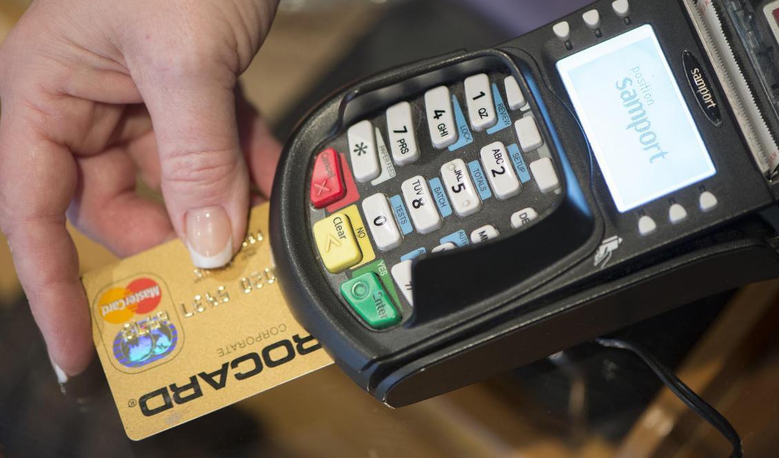 Hur reagerar samhället om det inte går att betala med kort eller genomföra digitala transaktioner? Det försöker ett mångårigt forskningsprojekt ta reda på. Foto: Fredrik Sandberg/TT-arkivbild